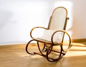 Schaukelstuhl aus Geflecht