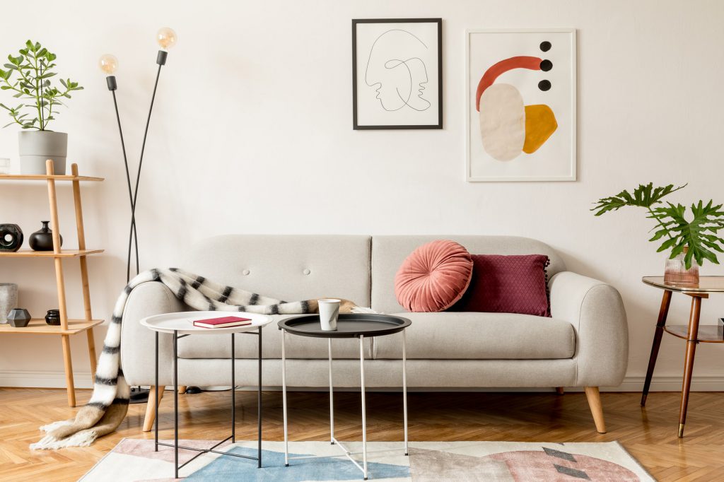 beiges Sofa mit rundem und eckigem Kissen