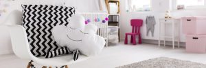 Sessel mit Wolkenkissen im Kinderzimmer