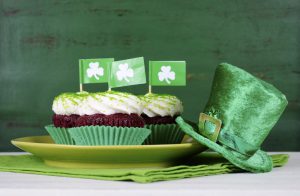 grüne Cupcakes und grüner Hut zum St Patricks Day