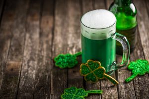 grünes Bier und Kleeblätter Deko