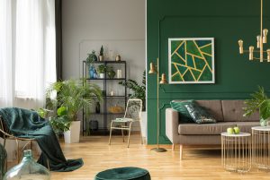 urbaner Raum mit grüner Wand