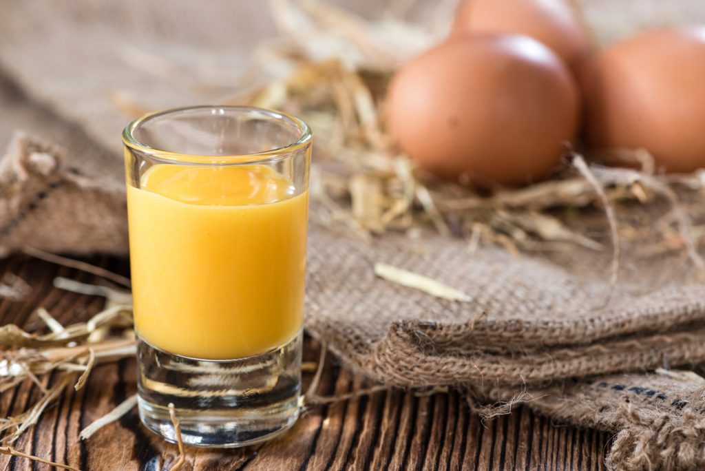 Eierliköre als selbstgemachte Ostergeschenke