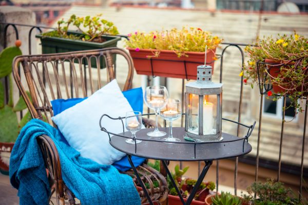 Tisch und Stuhl auf dem Mini Balkon