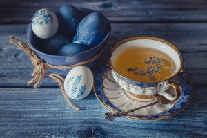 Schale und Eier in den Osterfarben 2020