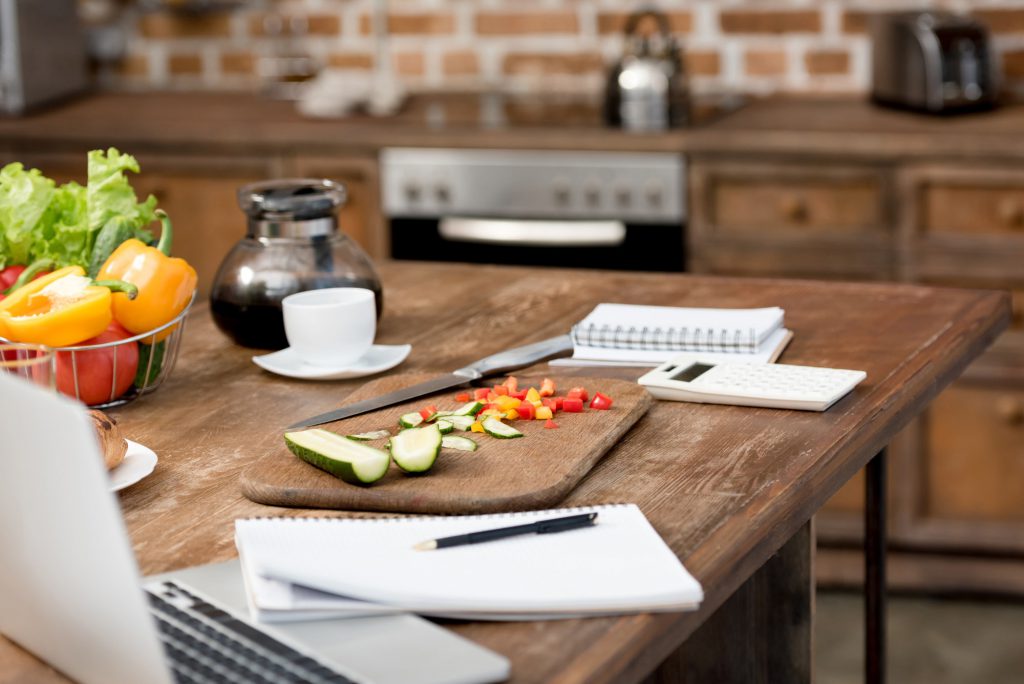 in der Küche Home Office einrichten