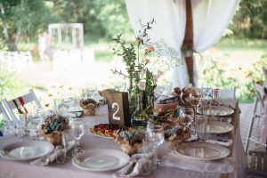 romantisch gedeckter Tisch als Ideen für die spontane Gartenhochzeit