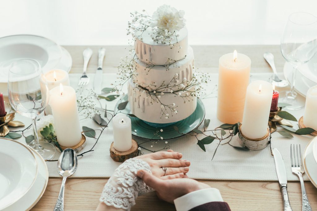 Selbstgebackene Torte und Tischdeko als Ideen für die spontane Gartenhochzeit