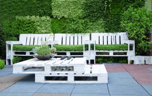 weiße selbstgebaute Lounge Möbel aus Paletten