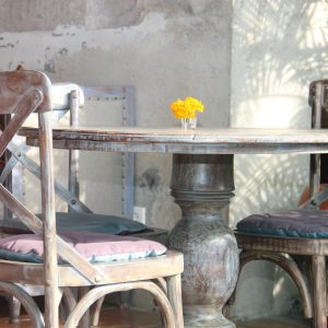 Tisch und Stühle im Shabby Chic mit Kreidefarbe