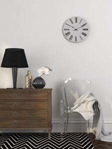 transparente Möbel neben Sideboard