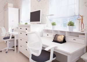 Arbeitsplatz für zwei Kinder einrichten