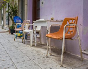 Möbel aus Sperrmüll vor Hauswand