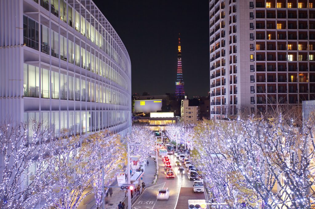 Beleuchtung an Bäumen als japanische Weihnachtsdeko