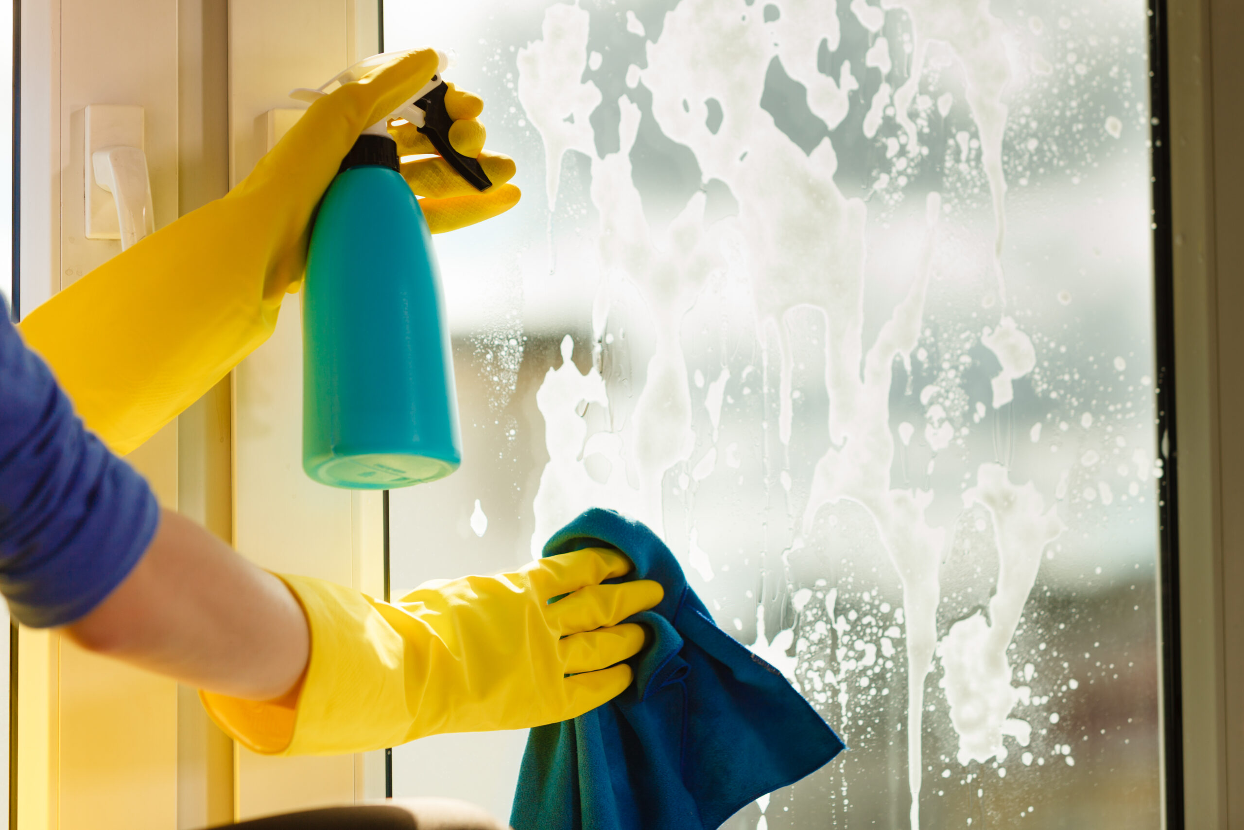 Какой тряпкой мыть окна. Мытье окон в вашем доме. Рука моет окно. Окно с моющим средством. Мыть окна.