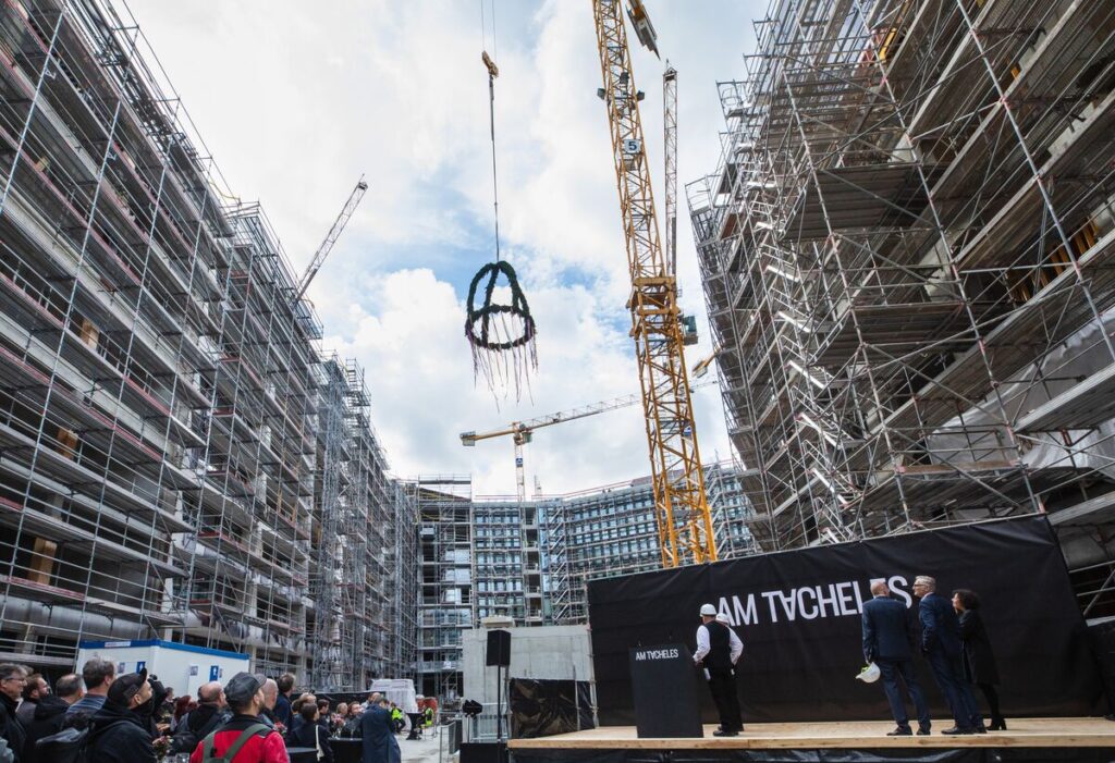 Richtfest: Am Tacheles werkeln 500 Bauarbeiter. Für die Eigentumswohnungen und Büros mussten Künstler weichen. Foto: Robert Bergemannhochgeladen von Simone Gogol-Grützner