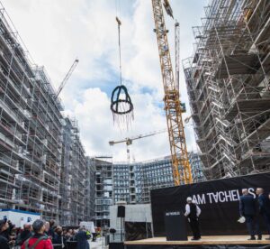 Richtfest: Am Tacheles werkeln 500 Bauarbeiter. Für die Eigentumswohnungen und Büros mussten Künstler weichen. Foto: Robert Bergemannhochgeladen von Simone Gogol-Grützner