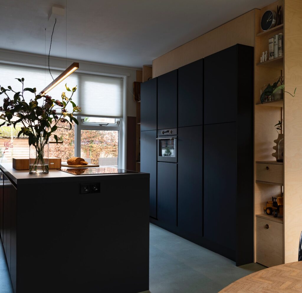 Moderne Küche in Schwarz