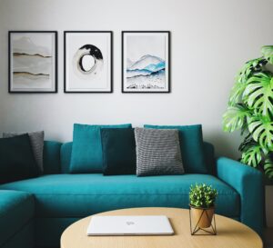 Wandgestaltung mit Bildern im Wohnzimmer