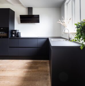 Moderne Küche in Schwarz