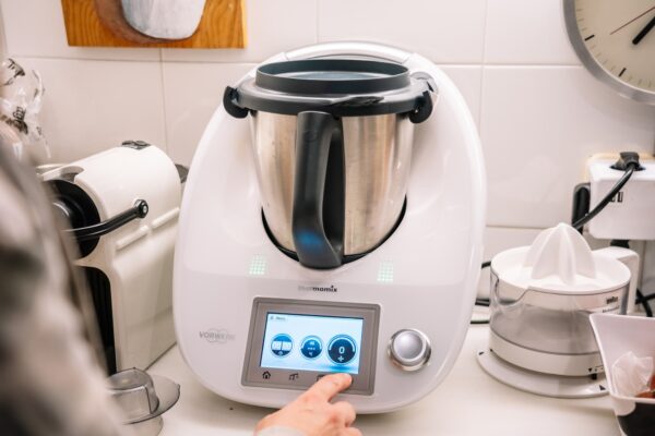 Barcelona, Spanien, 15. Januar 2021: Zwei Frauen verwenden den Thermomix zu Hause. Hochwertiges Foto